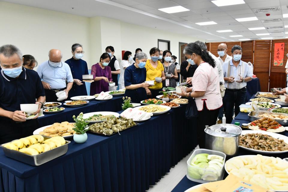 祈福會結束後，邀請與會鄉親們一起品嘗美味蔬食