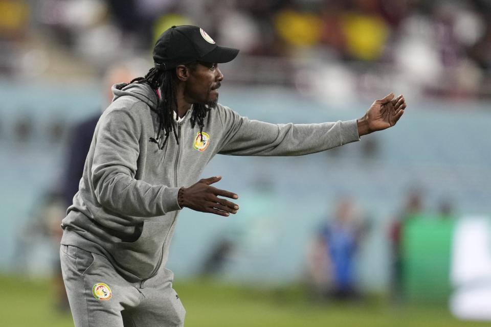 El entrenador de Senegal, Aliou Cissé, dirige a sus jugadores durante el partido contra Ecuador por el Grupo A de la Copa Mundial en el Estadio Internacional Jalifa en Doha, Qatar, el martes 29 de noviembre de 2022. (Foto AP/Natacha Pisarenko)