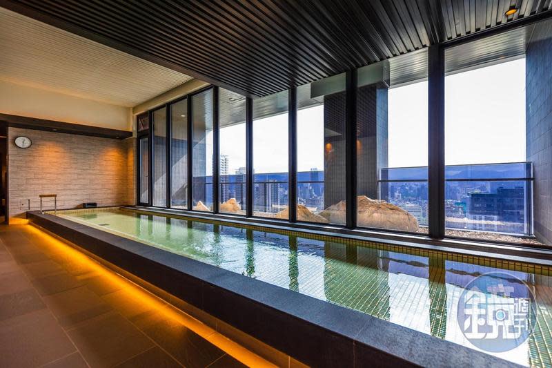 「和苑三井花園飯店」頂樓特別設置男女大浴場，讓住客泡澡的同時，也能眺望台北都會美景。