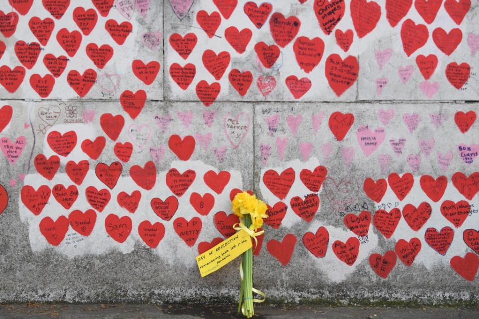 El National Covid Memorial Wall de Londres recuerda a las víctimas de la pandemia (EPA)