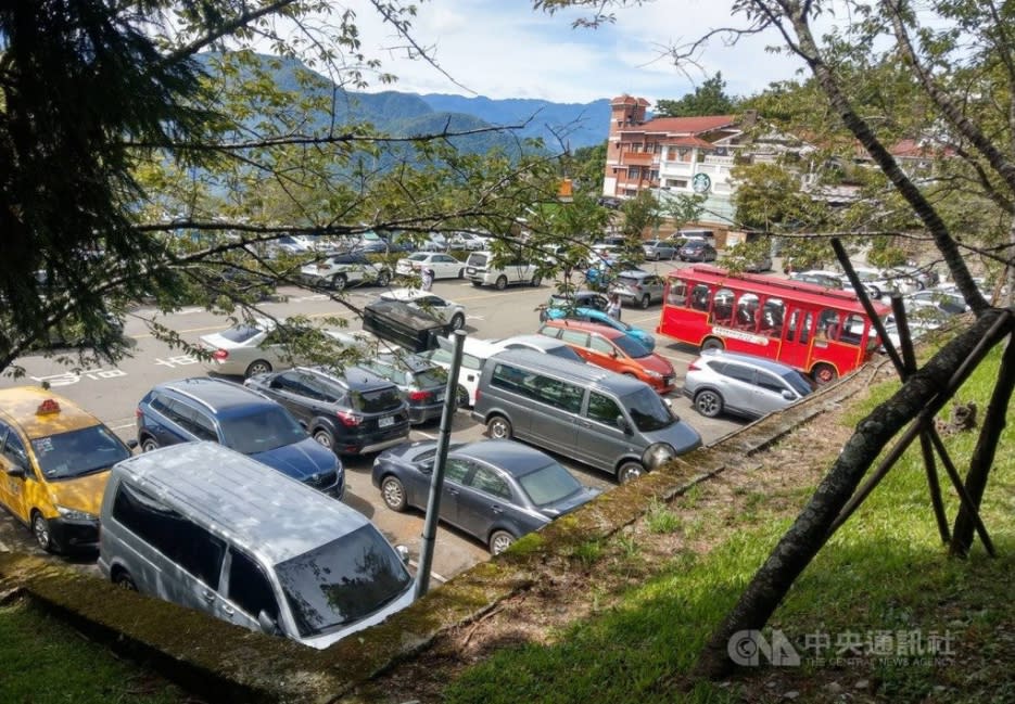 中秋國慶連假接連報到，清境農場、日月潭兩大景區恐塞爆。圖為端午連假清境農場的停車場都客滿。（中央社檔案照/南投縣警察局提供）