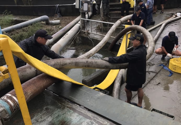 海軍水下作業大隊於嘉義布袋地區進行抽水作業。（軍聞社記者卓以立攝）