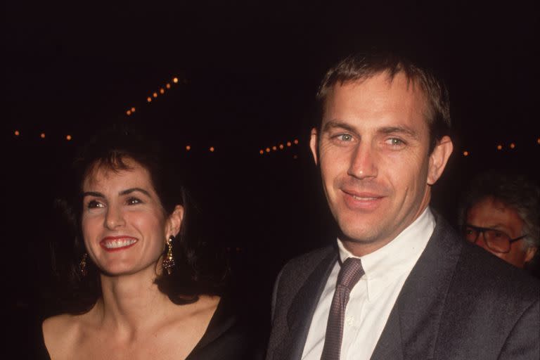 Kevin Costner y su primera esposa, Cindy Silva, retratados en una salida en 1992, dos años antes de su divorcio