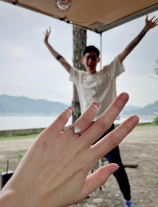 宇珊交往4年多的圈外男友Josh在露營時向她求婚。翻攝宇珊IG