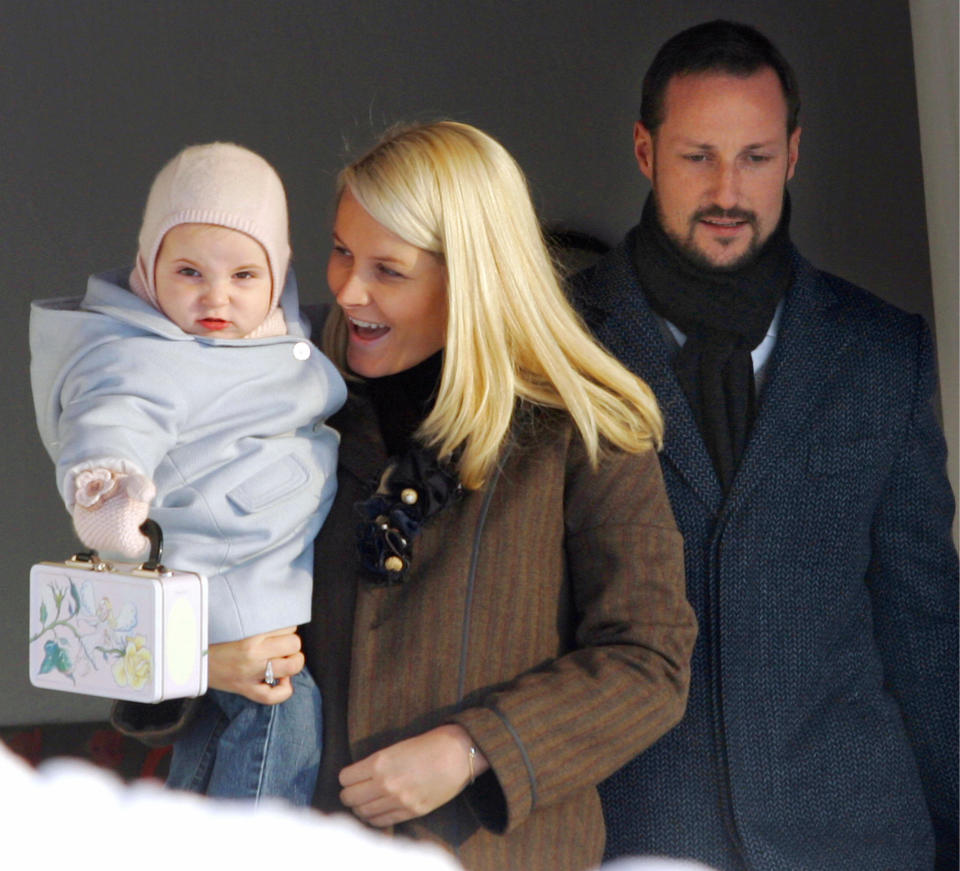 El 4 de enero de 2006, Haakon y Mette-Marit de Noruega llevaron a su hija mayor, Ingrid Alexandra, a su primer día de guardería en Asker, una localidad cerca de Oslo. La pequeña estaba adorable llevando su propia mochila para la comida. (Foto: Aserud Lise / AFP / Getty Images).