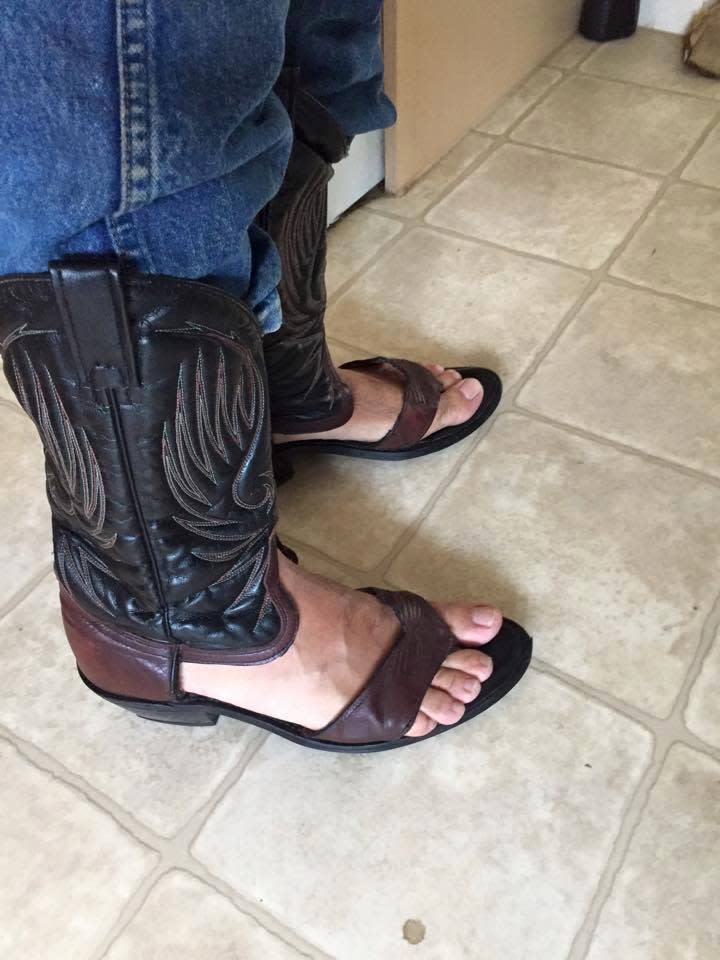 ¿Cómo funciona? Uno envía sus botas y la empresa las convierte en sandalias. La información la ofrecen en su cuenta oficial de Facebok, Redneck Boot Sandals.  