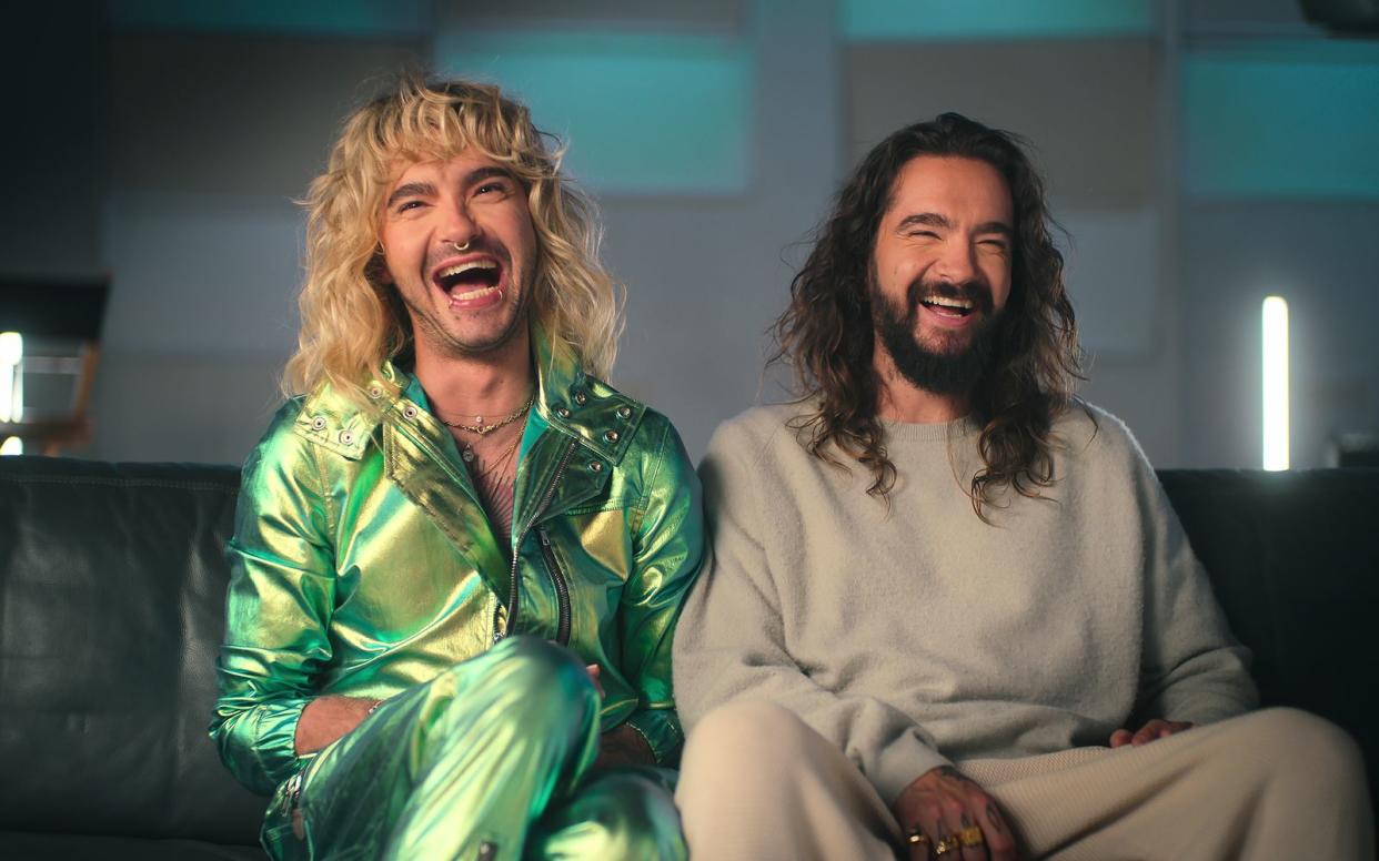 Bill (links) und Tom Kaulitz wurden mit ihrer Band Tokio Hotel berühmt. In der Netflix-Realityserie "Kaulitz & Kaulitz" gewähren sie nun Einblick in ihre eigenen vier Wände. (Bild: Netflix)