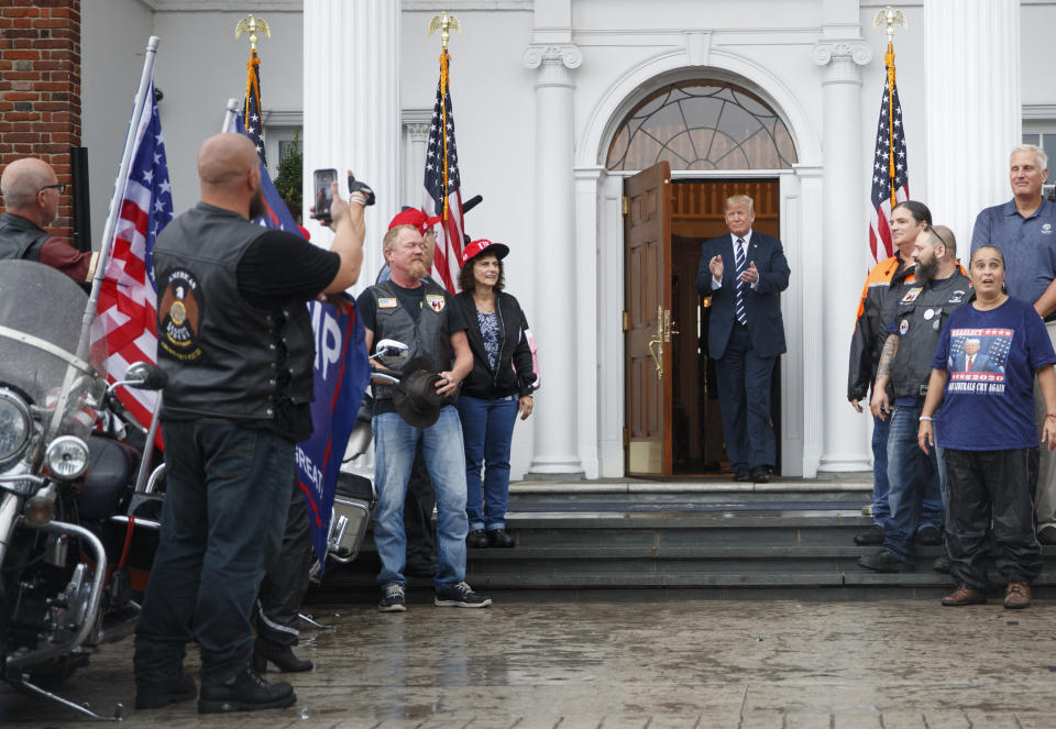 El presidente Donald Trump recibe a miembros de Bikers for Trump en el Trump National Golf Club, en Bedminster, Nueva Jersey, el 11 de agosto de 2018. (Tom Brenner/The New York Times)