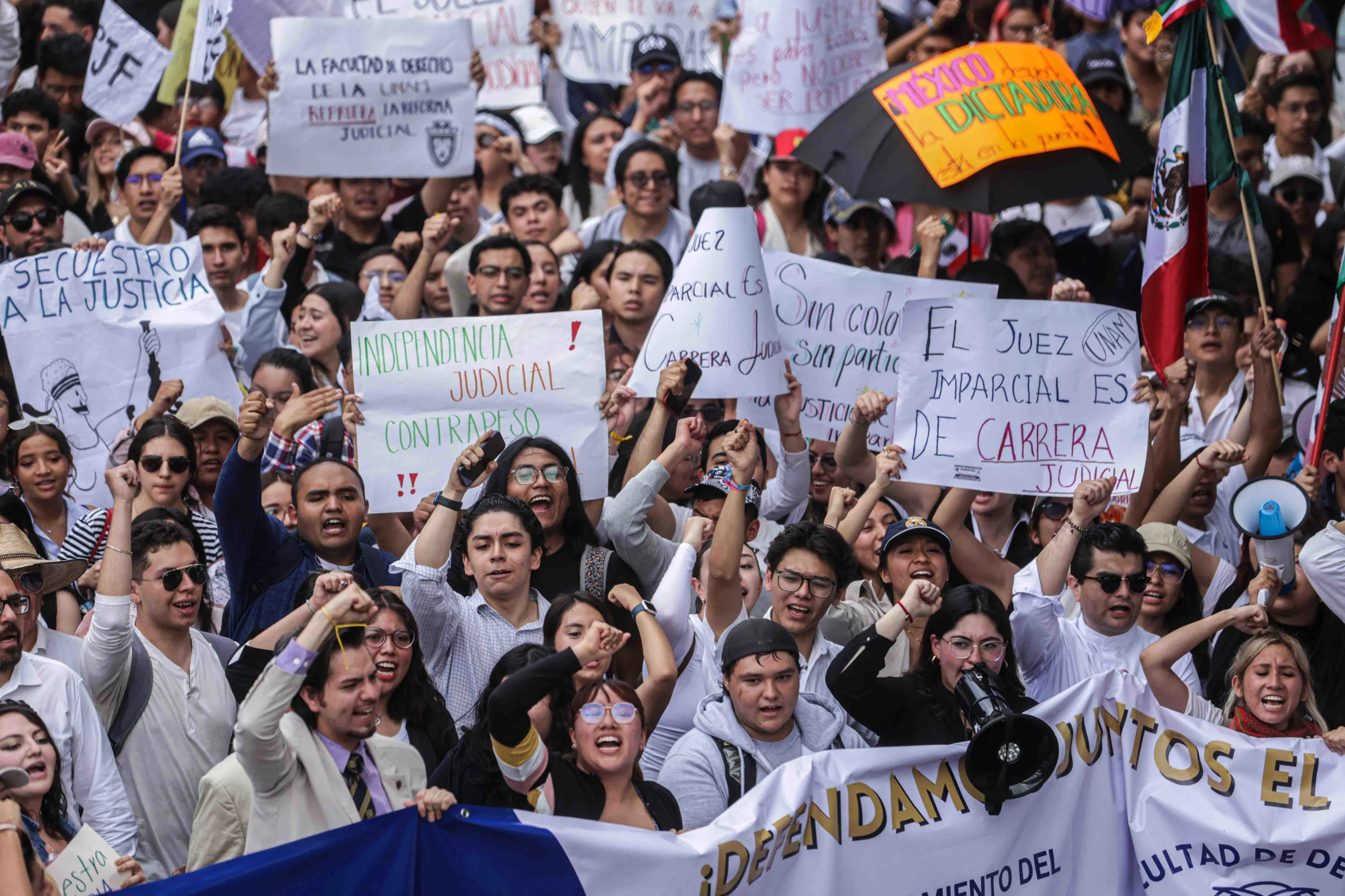 CIUDAD DE MÉXICO. Protest/Protesta-Poder Judicial.- 28 de agosto de 2024. Estudiantes de la Facultad de Derecho de la Universidad Nacional Autónoma de México marchan de CU y hasta la sede de la Judicatura en Insurgentes Sur para protestar por la reforma al Poder Judicial. Foto: Agencia EL UNIVERSAL/Gabriel Pano/EELG
