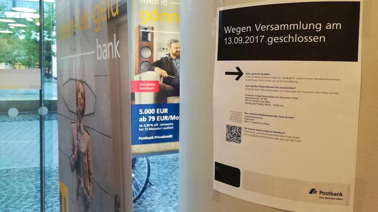 Die zähen Tarifgespräche zwischen Verdi und der Postbank treffen die Kunden: Bundesweit stehen sie am Mittwoch vor verschlossenen Filialtüren. Wie die Betroffenen in Frankfurt mit dieser Situation umgehen.