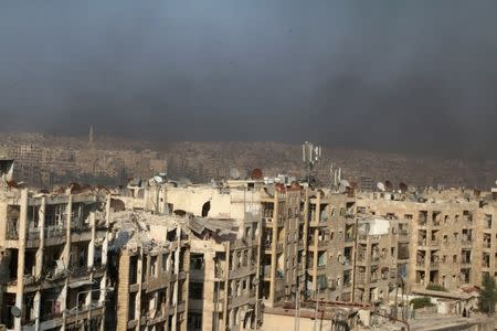 A general view shows rising smoke from burning tyres, which activists said are used to create smoke cover from warplanes, in Aleppo, Syria August 1, 2016. REUTERS/Abdalrhman Ismail