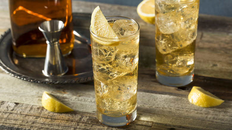 Whiskey and ginger ale cocktail with lemon wedge