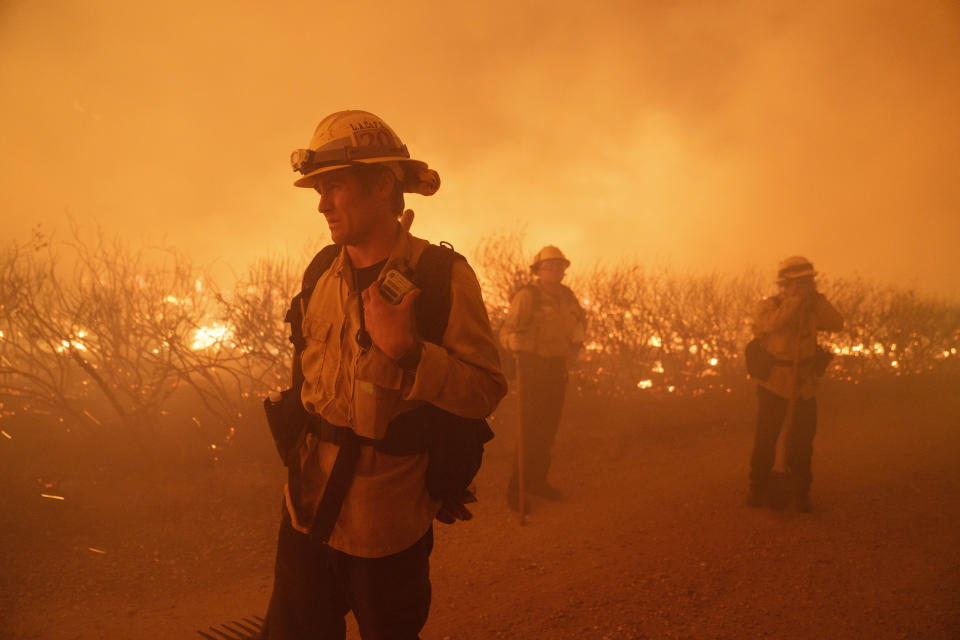 Varios bomberos tratan de frenar el avance de un incendio forestal el domingo 16 de junio de 2024, en Gorman, California. (AP Foto/Eric Thayer)