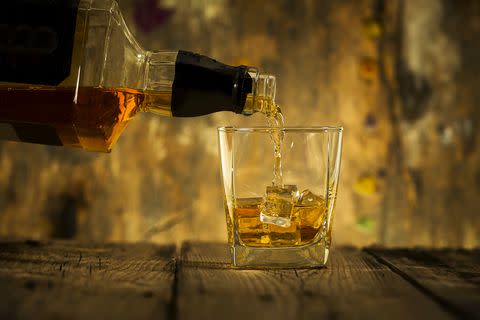這杯熱雞尾酒內除了威士忌，還有檸檬和蜂蜜COPYRIGHT: Getty Images  PHOTO CREDIT: AROON PHUKEED