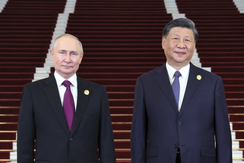 <cite>2023年10月17日，俄羅斯總統普京（左）和中國國家主席習近平在北京舉行的「一帶一路」論壇期間會晤。（美聯社）</cite>