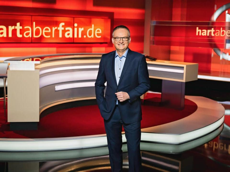 ARD-Moderator Frank Plasberg im Studio von &quot;hart aber fair&quot;. (Bild: WDR/Stephan Pick)