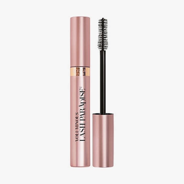 A rush of new waterproof mascaras with innovative formulas and volume-boosting brushes promises bigger, better, longer-lasting lashes.