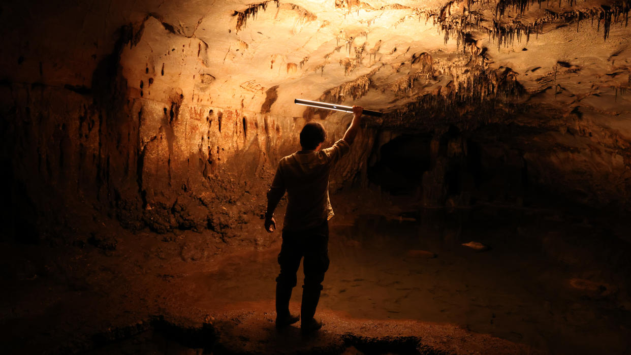  Partly flooded chamber which contains most of the parietal motifs. 