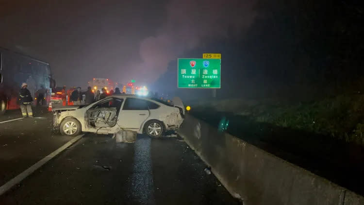 自小客駕駛疑似恍神自撞打橫外側車道，引發後續追撞並起火事故。讀者提供，