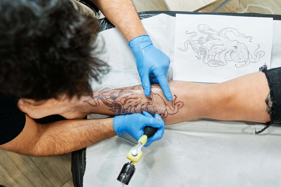 Auch wenn Tattoos „für immer unter der Haut“ sind, können sie irgendwann verblassen. - Copyright: getty images