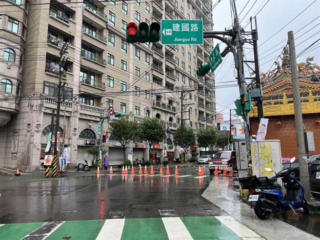 蔡英文總統晚間將到八德替鄭運鵬站台，在地民眾抱怨封路資訊不透明造成通勤族塞車大遲到。（陳夢茹攝）