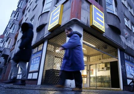 People walk past a grocery chain Edeka store in Berlin, Germany, in this January 12, 2016 file picture. REUTERS/Fabrizio Bensch/Files