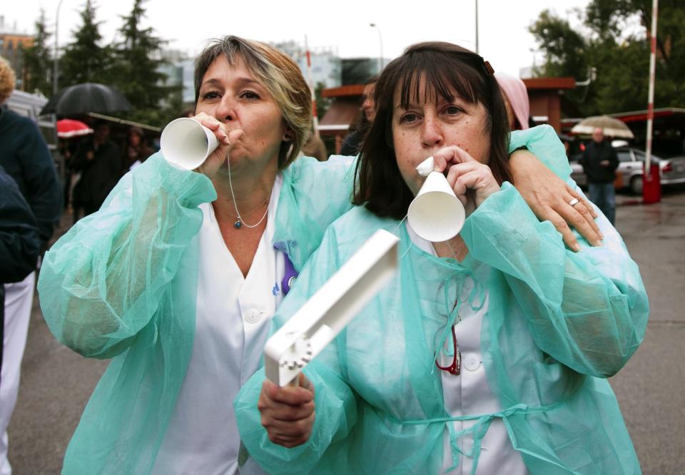 Nurses blow toy horns as they gather to support comrade Teresa Romero, the Spanish nurse who contracted Ebola, outside Madrid's Carlos III Hospital where she is hospitalized at, October 14, 2014. Spain will ramp up training for health workers and emergency services dealing with Ebola cases, authorities said on Monday, as a nurse who caught the virus in Madrid after caring for infected patients remained seriously ill. REUTERS/Sergio Perez (SPAIN - Tags: HEALTH DISASTER CIVIL UNREST)