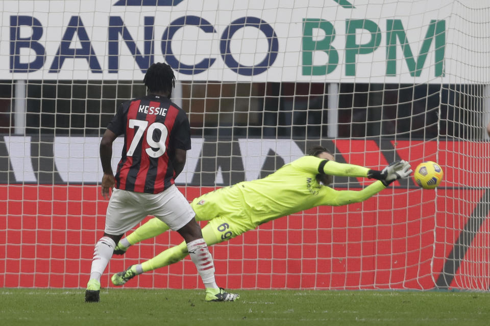 El arquero de la Fiorentina Bartlomiej ataja el penal ejecutado por Franck Kessie del Milan en el partido por la Serie A italiana, el domingo 29 de noviembre de 2020, en Milán. (AP Foto/Luca Bruno)