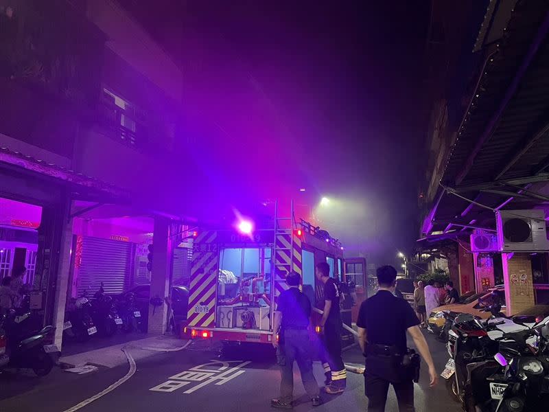 高雄大寮區鳳林三路今天凌晨2時許，一處民宅不明原因傳出火警1男1女受傷送醫。（圖／翻攝畫面）