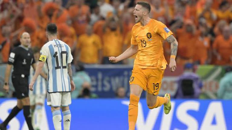 Weghorst celebra su gol y Messi lo padece al final de Argentina y Países Bajos por los cuartos de final de Qatar 2022; luego, el rosarino lo trató de 
