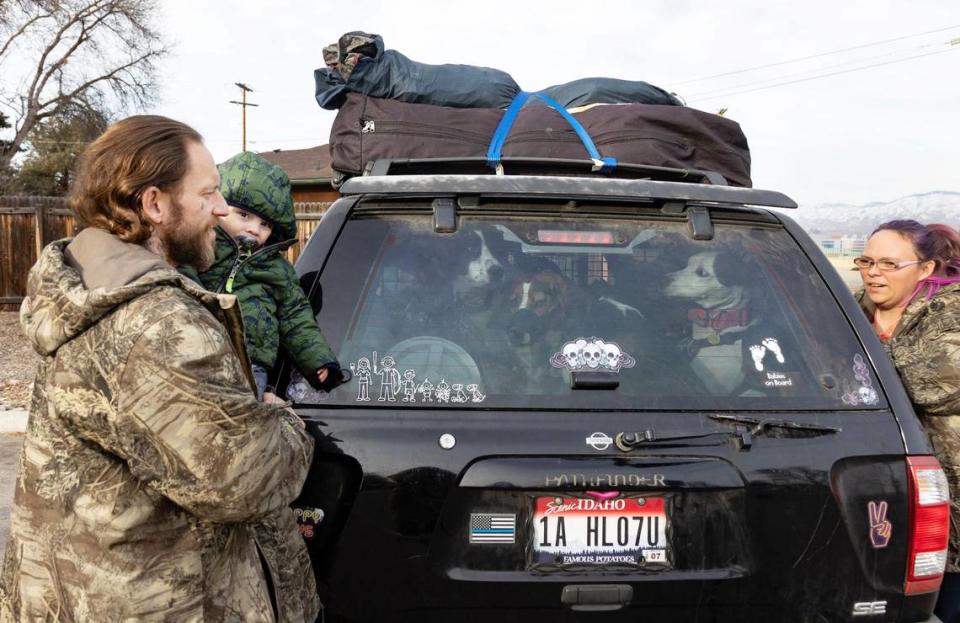 Thomas and Bonnie Lowder are a family of five, plus three pet dogs, who are living in their Nissan Pathfinder.