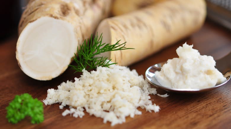 Whole and grated horseradish 