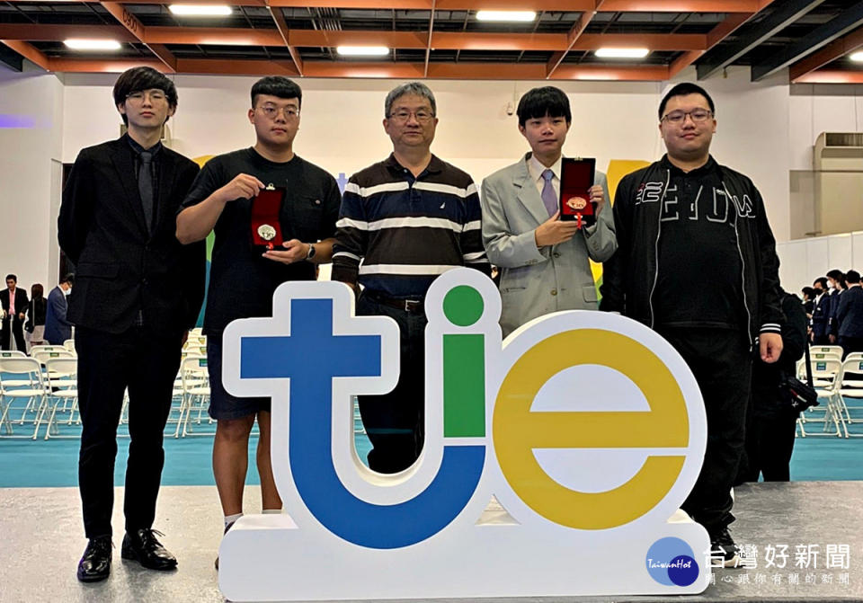 資工系陳維魁教授指導學生參加台灣創新技術博覽會，獲得1銀1銅佳績