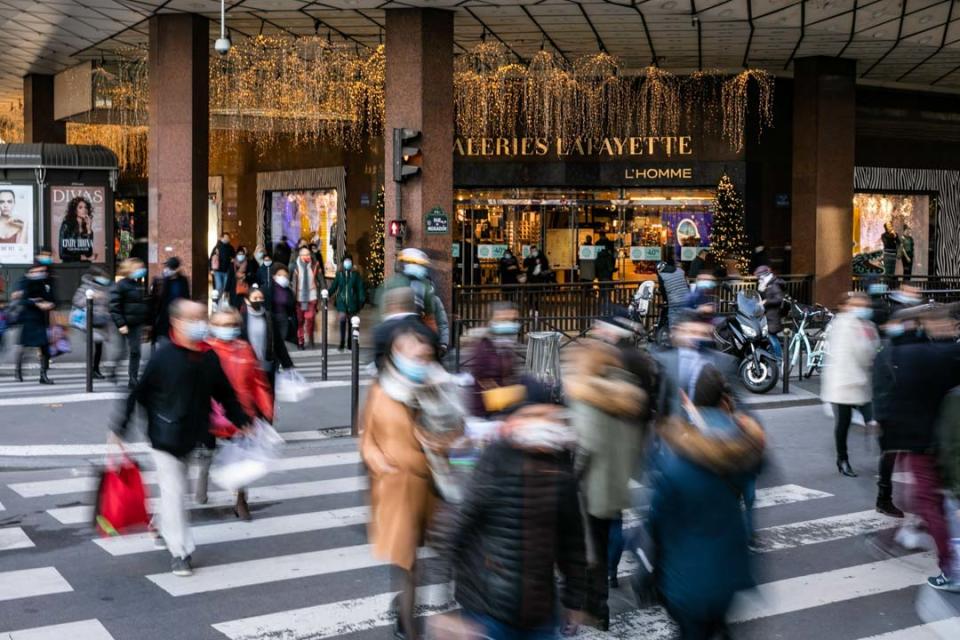 2020年11月28日，法國巴黎，歷史悠久的百貨商場老佛爺百貨（Galerie Lafayette）人潮不息。