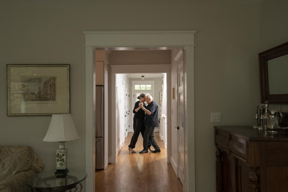 En su casa de Arlington, Virginia, Nancy Cardwell y Luis Gallardo en la actividad que más les gusta: bailar tango. (Melissa Lyttle/The New York Times)