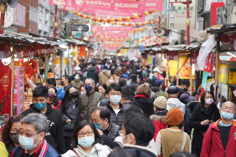 農曆春節出勤加班，勞動部26日說明國定假日雇主應給雙倍工資。圖為台北市迪化街年貨大街在春節期間湧入人潮。（中央社資料照）