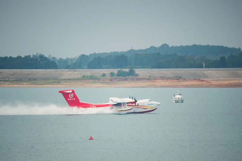 Bernama kode Kunlong, atau "Naga Air" dalam bahasa Mandarin, AG600 menjadi peralatan aeronautika vital bagi sistem penyelamatan darurat China. Pesawat ini berperan dalam melaksanakan tugas pemadaman kebakaran hutan, misi pencarian dan penyelamatan maritim, serta misi penyelamatan darurat kritis lainnya