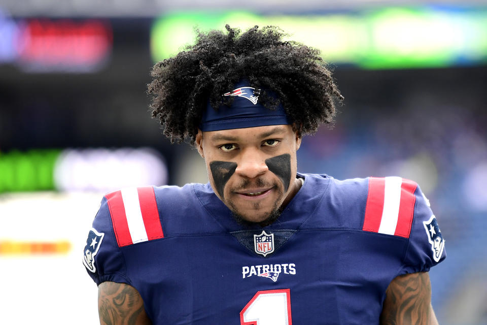 FOXBOROUGH, MASSACHUSETTS - 28 DE NOVIEMBRE: N'Keal Harry #1 de los New England Patriots mira durante el calentamiento antes del partido contra los Tennessee Titans en el Gillette Stadium el 28 de noviembre de 2021 en Foxborough, Massachusetts.  (Foto de Billie Weiss/Getty Images)