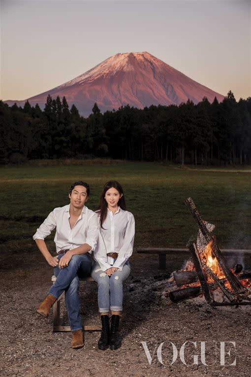 林志玲與AKIRA在婚前拍攝雜誌封面。（圖／VOGUE雜誌提供）