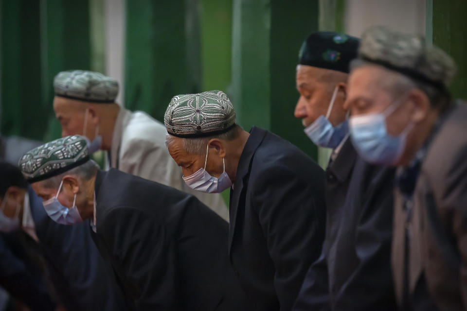 Creyentes rezan en la Mezquita Id Kah de Kashgar, en la Región Autónoma Uigur de Xinjiang, al oeste de China, el 19 de abril del 2021, durante una visita de periodistas extranjeros organizada por las autoridades. (AP Photo/Mark Schiefelbein)