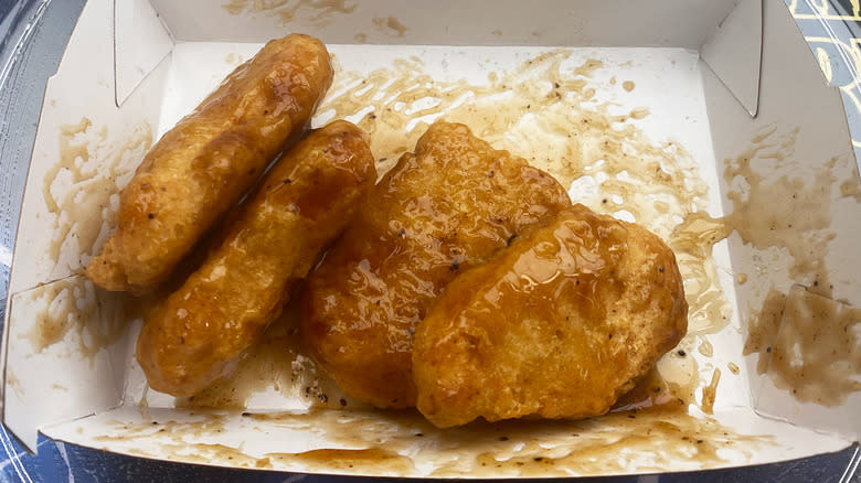 Sauced chicken nuggets in box