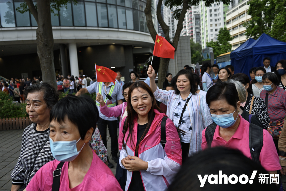 有到同鄉市集的市民手持國旗