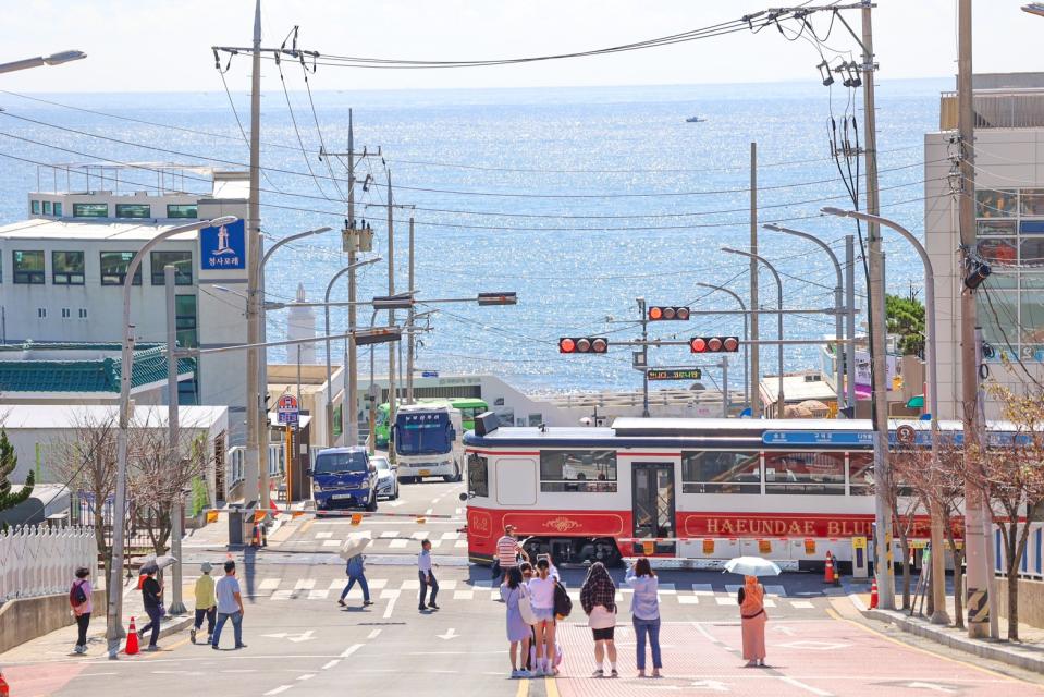 行駛在地面的海岸線列車，復古造型塗裝很吸睛。