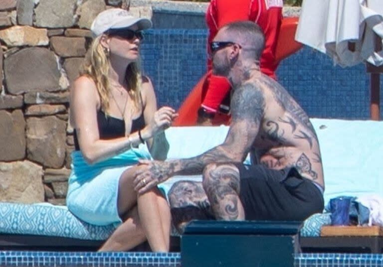 Behati Prinsloo y su esposo disfrutan de unos días de playa en Cabo San Lucas. La pareja se mostró sólida luego de varios rumores de infidelidad por parte del marido de la modelo