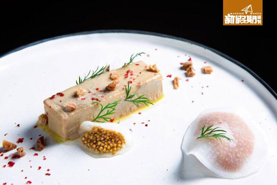 Foie Gras Terrine $195<br>鵝肝濃郁順滑，塗在烤過的酸種麵包上吃，每口也是邪惡！吃到一半還有吃清新的白蘿蔔，清清味蕾再吃！