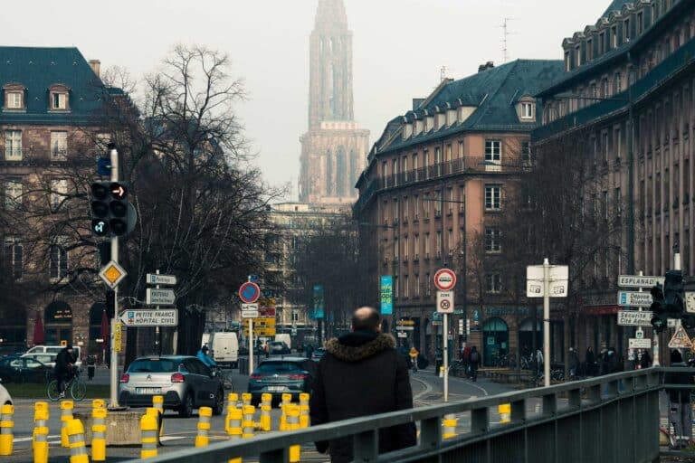 ZFE Strasbourg : quelles voitures interdites dans l’Eurométropole ?-Les véhicules Crit'Air 5 sont exclus des 33 communes de la ZFE Strasbourg depuis le 1er janvier 2023 (©Unsplash/allesssandrocavestro)