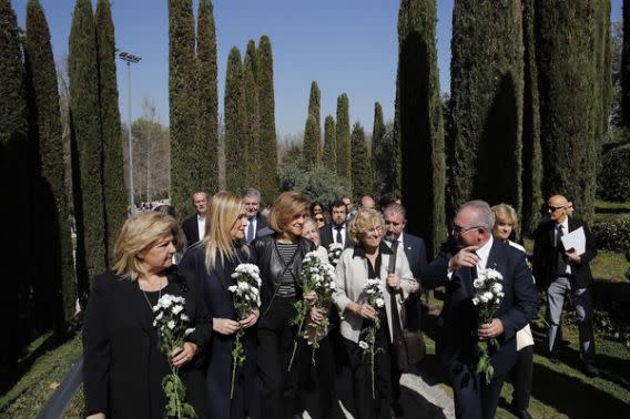 <p>La ministra de Defensa, María Dolores de Cospedal (c); la presidenta de la Comunidad de Madrid, Cristina Cifuentes (i), y la alcaldesa de la capital, Manuela Carmena, durante la ofrenda floral en el acto organizado por la AVT con motivo del decimotercer aniversario del 11M y del Día Europeo de las Víctimas del Terrorismo, este mediodía junto a los 191 cipreses y olivos que componen el Bosque del Recuerdo, en el parque del Retiro. Foto: EFE/Juan Carlos Hidalgo </p>