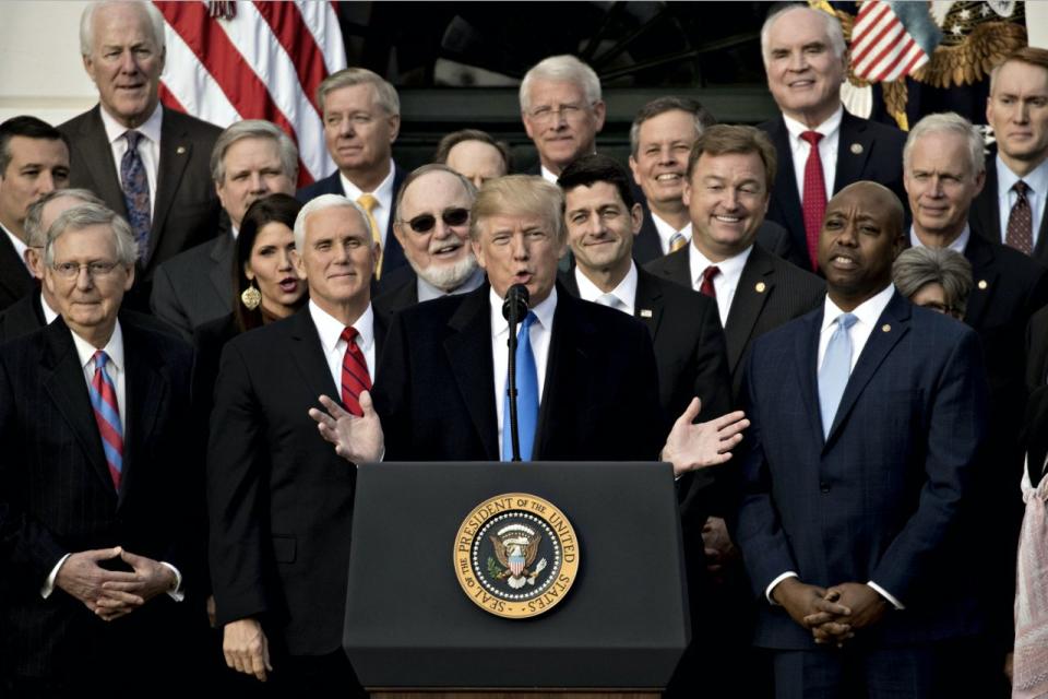 El presidente de Estados Unidos, en el centro, habla durante un evento de aprobación de un proyecto de ley de impuestos con miembros republicanos en el Congreso en el jardín sur de la Casa Blanca en Washington D.C., Estados Unidos, el miércoles 20 de diciembre de 2017 (Foto: Andrew Harrer / Bloomberg a través de Getty Images).