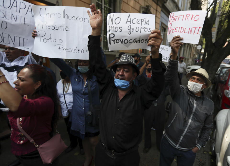 Simpatizantes de Porfirio Muñoz Ledo se reúnen frente a la sede del partido Morena en medio de las elecciones del líder del partido en la Ciudad de México, el lunes 12 de octubre de 2020. (AP Foto/Fernando Llano)