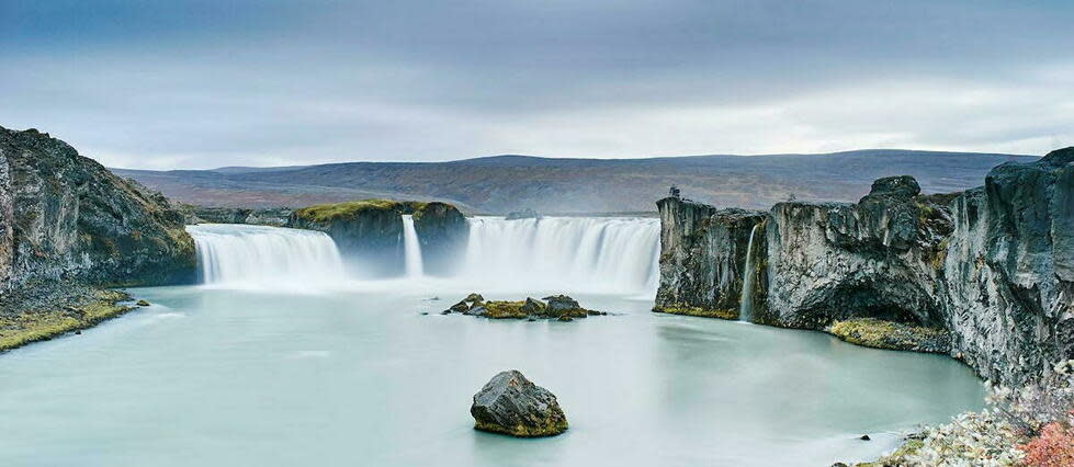 De Husavik, direction le nord-est, l’une des zones géothermiques les plus actives de l’Islande, où l'on découvre notamment les chutes de Godafoss déversant des torrents d’eau tumultueuses dans un canyon bordé d’orgues basaltiques.  - Credit:hemis.fr / Cultura / hemis.fr